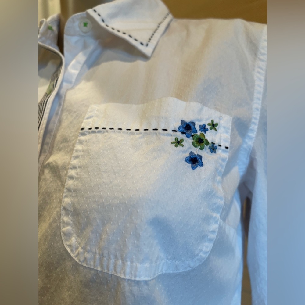 Koret White Button-Up Top with Embroidered Pocket - Picture 3 of 8
